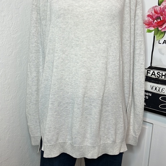 Everlane The Cotton V-Neck Sweater in Light Heathered Grey Size M - Picture 6 of 9